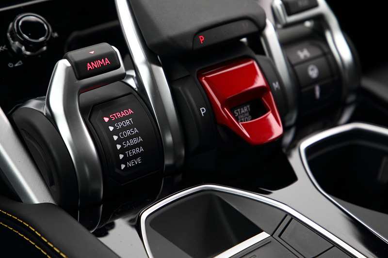 ウルスの走行モードはオンロード向けの「STRADA」「SPORT」「CORSA」に加え、オフロードパッケージとしてオプション設定されるオフロード向けの「SABBIA（砂漠）」「TERRA（オフロード）」「NEVE（雪上）」を設定