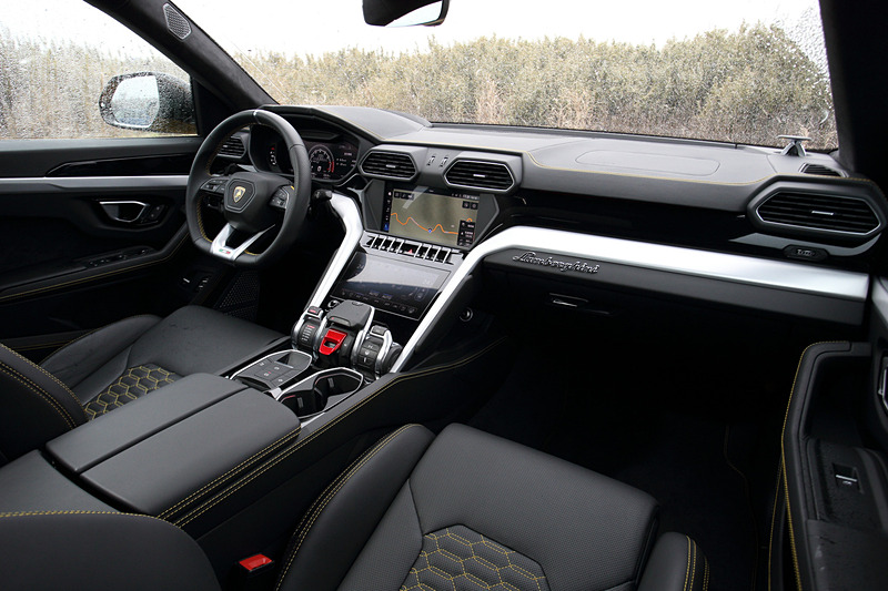 撮影車はオプション設定の4座仕様。ランボルギーニらしいラグジュアリーでスポーティなインテリアデザインを採用するほか、上部はエンターテインメントを中心とした情報表示を、下部はエアコンのコントロールが行なえる2つのタッチパネルディスプレイを搭載