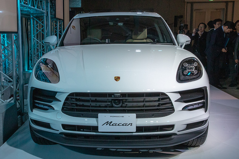 新型マカンのボディサイズは4696×1923×1624mm（全長×全幅×全高）、ホイールベースは2807mm。LEDヘッドライトや先進安全装備を追加しつつ、価格は据え置きの699万円（写真はファーストエディション）