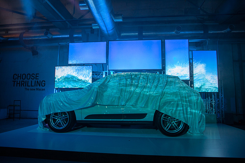 イメージ映像が映されたあと、新型マカンが登場