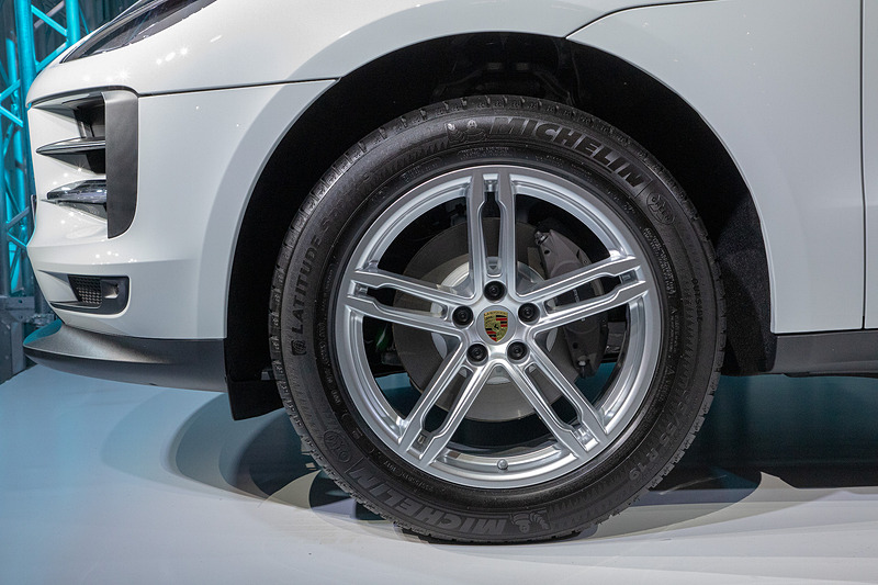 フロントタイヤサイズは235/55 R19。ブレーキはワンピースローター