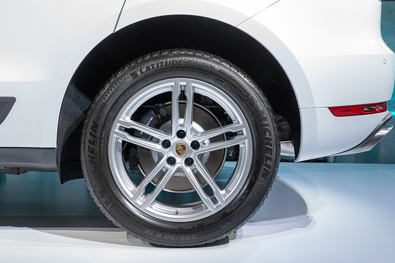 リアタイヤ。サイズは255/50 R19