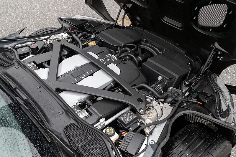 アストンマーティン製V型12気筒DOHC 5.2リッターツインターボエンジンは最高出力725PS/6500rpm、最大トルク900Nm/1800-5000rpmを発生。ZF製8速ATを組み合わせ、0-100km/h加速は3.4秒、0-160km/h加速は6.4秒、最高速は約340km/hに達する