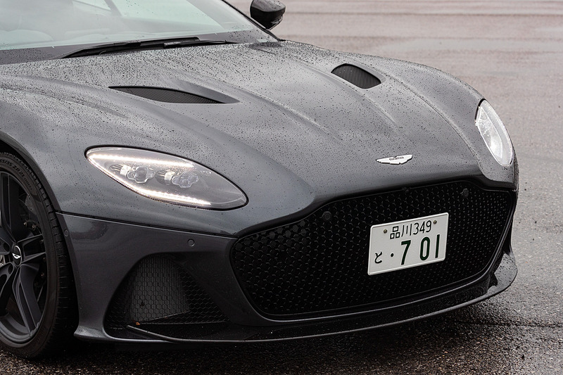 エクステリアでは、自然界に最も多く存在するという形状のハニカムをモチーフとしたフロントグリルを採用し、ボンネットの長尺パワーバルジとボンネット・ベントがスピード感をダイナミックに表現。撮影車はオプション設定の21インチ鍛造ツインスポークホイールを装着し、専用開発のピレリ製「P ZERO」（フロント：265/35 ZR21、リア：305/30 ZR21）を組み合わせる。最新世代のCCBカーボンディスクブレーキはフロントの直径が410mm、リアの直径が360mm。キャリパーはフロントが6ピストン、リアが4ピストンとなる