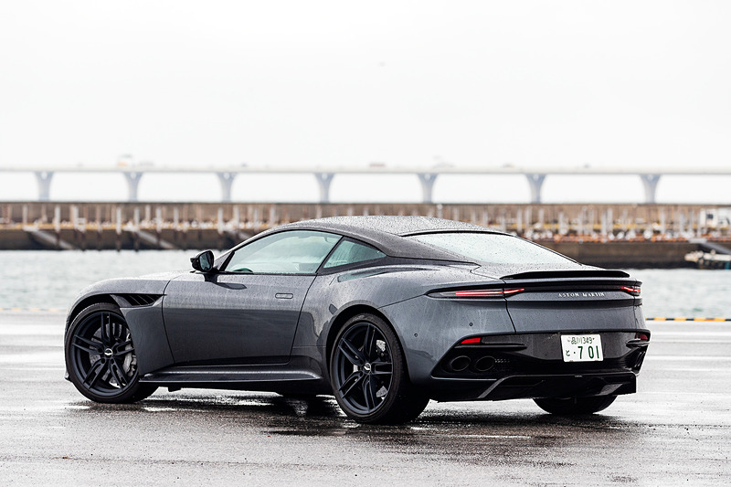 6月に発表し、2018年第3四半期から納車を開始した“アストンマーティンの究極のスーパーGT”に位置付けられる新型「DBS スーパーレッジェーラ」は、「ヴァンキッシュ S」の後継モデル。ボディサイズは、4712×2146×1280mm（全長×全幅［ドアミラーを含む］×全高）で、ホイールベースは2805mm