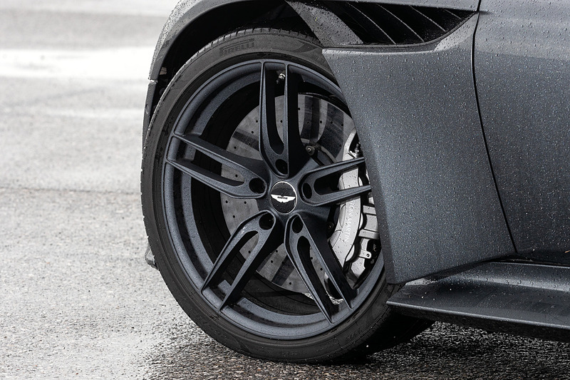 エクステリアでは、自然界に最も多く存在するという形状のハニカムをモチーフとしたフロントグリルを採用し、ボンネットの長尺パワーバルジとボンネット・ベントがスピード感をダイナミックに表現。撮影車はオプション設定の21インチ鍛造ツインスポークホイールを装着し、専用開発のピレリ製「P ZERO」(フロント:265/35 ZR21、リア:305/30 ZR21)を組み合わせる。最新世代のCCBカーボンディスクブレーキはフロントの直径が410mm、リアの直径が360mm。キャリパーはフロントが6ピストン、リアが4ピストンとなる