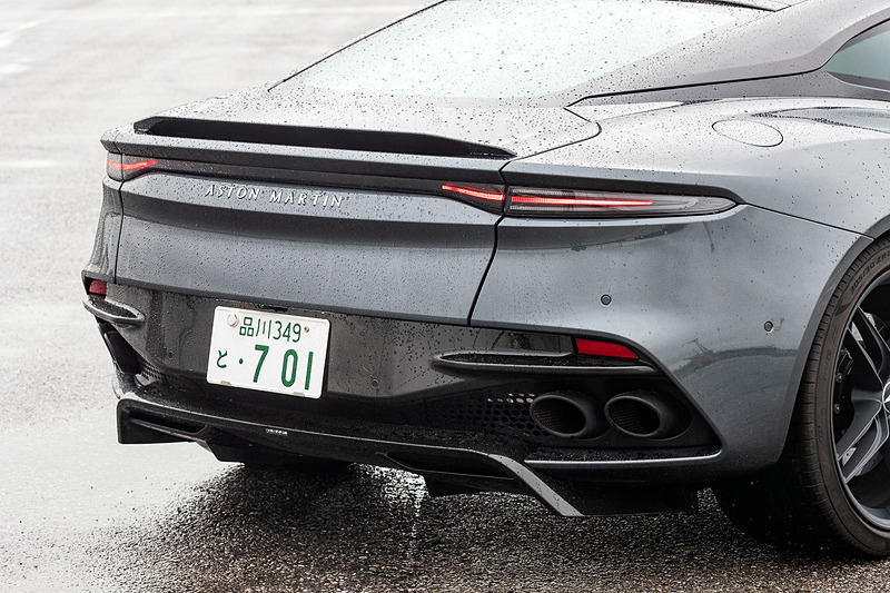 シャシーには「DB11」とともにデビューした最新世代軽量接着固定アルミニウム構造の発展進化バージョンを採用。外装にカーボンファイバー製ボディパネルを広く採用することで剛性を向上。乾燥重量は1693kgとした。現代風のシグネチャーLEDテールランプも特徴的