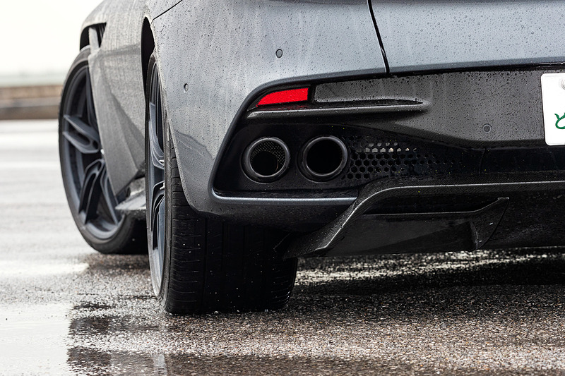 シャシーには「DB11」とともにデビューした最新世代軽量接着固定アルミニウム構造の発展進化バージョンを採用。外装にカーボンファイバー製ボディパネルを広く採用することで剛性を向上。乾燥重量は1693kgとした。現代風のシグネチャーLEDテールランプも特徴的