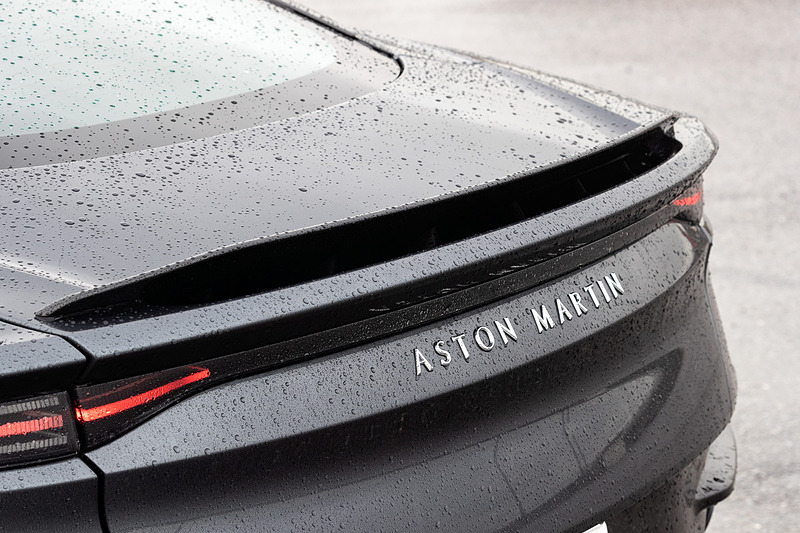 シャシーには「DB11」とともにデビューした最新世代軽量接着固定アルミニウム構造の発展進化バージョンを採用。外装にカーボンファイバー製ボディパネルを広く採用することで剛性を向上。乾燥重量は1693kgとした。現代風のシグネチャーLEDテールランプも特徴的