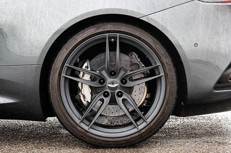 エクステリアでは、自然界に最も多く存在するという形状のハニカムをモチーフとしたフロントグリルを採用し、ボンネットの長尺パワーバルジとボンネット・ベントがスピード感をダイナミックに表現。撮影車はオプション設定の21インチ鍛造ツインスポークホイールを装着し、専用開発のピレリ製「P ZERO」（フロント：265/35 ZR21、リア：305/30 ZR21）を組み合わせる。最新世代のCCBカーボンディスクブレーキはフロントの直径が410mm、リアの直径が360mm。キャリパーはフロントが6ピストン、リアが4ピストンとなる