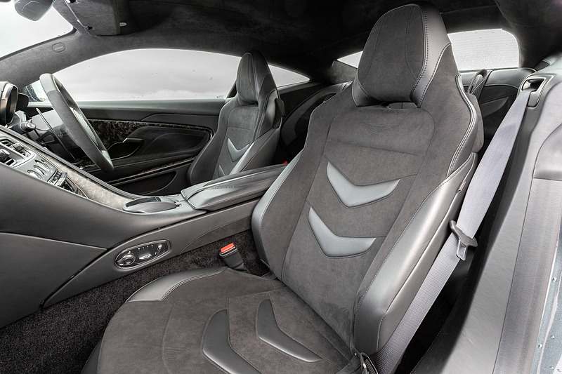インテリアではソフトレザーとアルカンターラを採用するとともに、「Sports Plusパフォーマンス・シート」や「固定式フルレングス・パドルシフト」を装着した「Sports Plusステアリングホイール」を標準装備。インパネ中央に8.0インチ液晶パネルも備わる