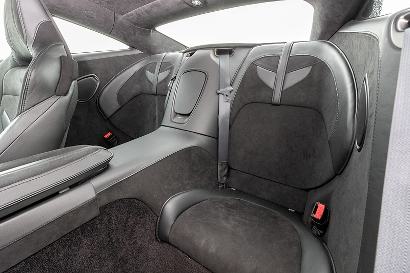 インテリアではソフトレザーとアルカンターラを採用するとともに、「Sports Plusパフォーマンス・シート」や「固定式フルレングス・パドルシフト」を装着した「Sports Plusステアリングホイール」を標準装備。インパネ中央に8.0インチ液晶パネルも備わる