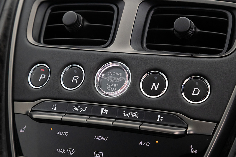 インテリアではソフトレザーとアルカンターラを採用するとともに、「Sports Plusパフォーマンス・シート」や「固定式フルレングス・パドルシフト」を装着した「Sports Plusステアリングホイール」を標準装備。インパネ中央に8.0インチ液晶パネルも備わる