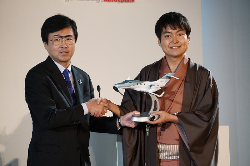 ホンダ エアクラフト カンパニー 社長 藤野道格氏（左）と日本初の顧客となる千葉功太郎氏（右）