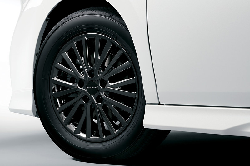 ハイブリッドモデルに装着される16インチアルミホイール＋ブラックホイールナット