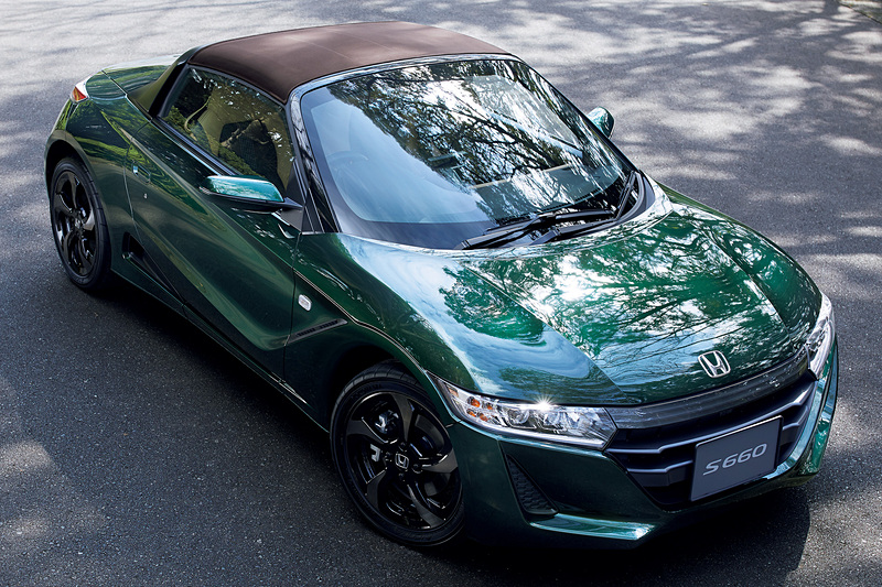 ブラウンロールトップや専用アルミホイールなどを特別装備