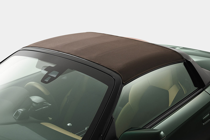 ブラウンロールトップや専用アルミホイールなどを特別装備