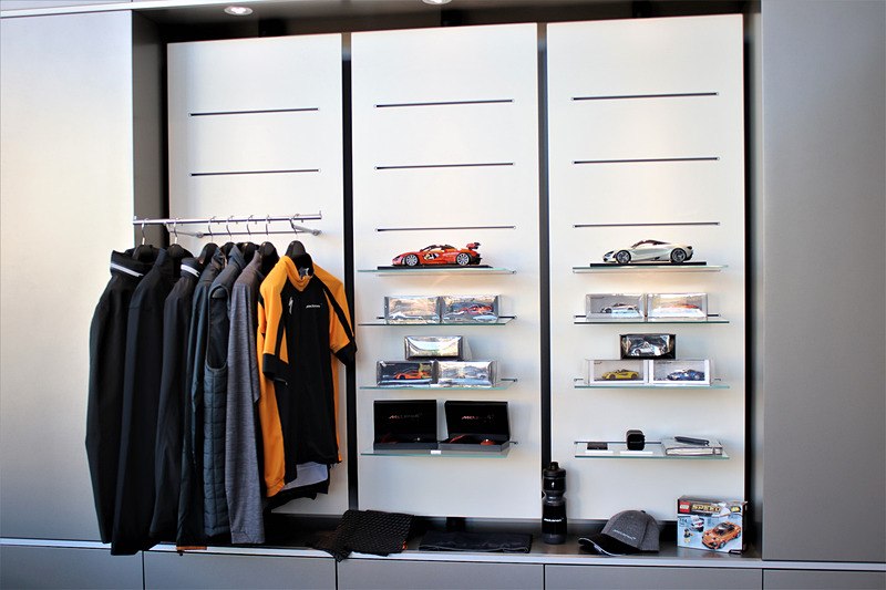 マクラーレン東京サービスセンターのエントランス。商談スペースが備わるとともに、アパレル・グッズ販売のスペースもある