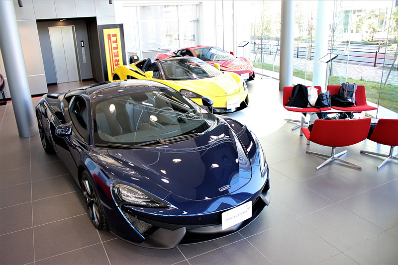 エントランスには複数台の認定中古車が展示される