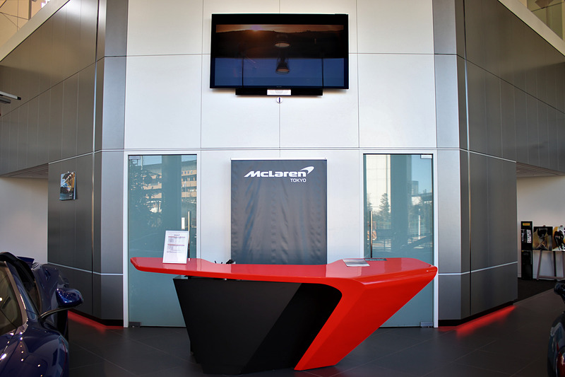 マクラーレン東京サービスセンターのエントランス。商談スペースが備わるとともに、アパレル・グッズ販売のスペースもある