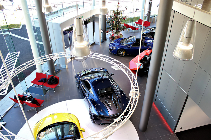 エントランスには複数台の認定中古車が展示される