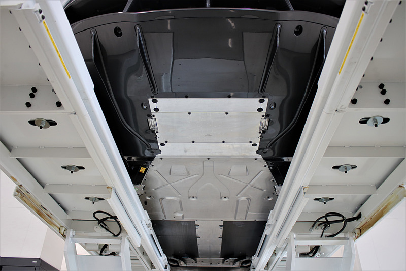 マクラーレンのモデルはアンダーフロアが覆われており、何か作業をしようとしても容易にできない