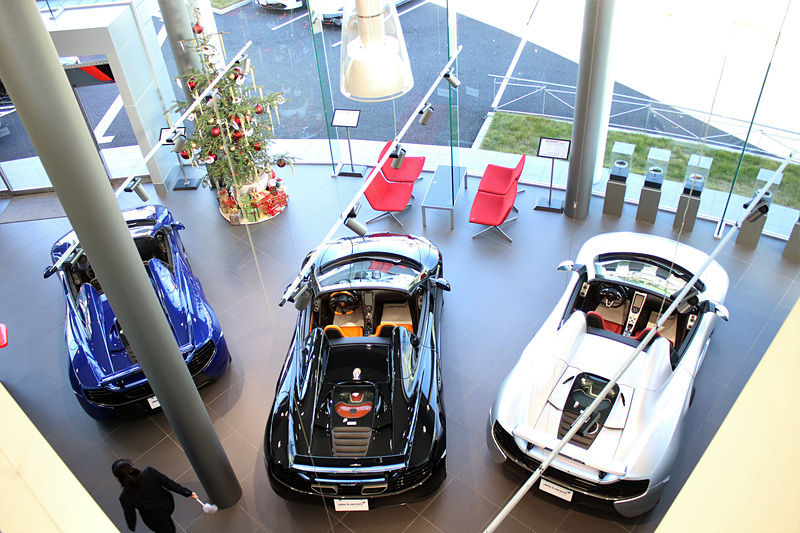 エントランスには複数台の認定中古車が展示される