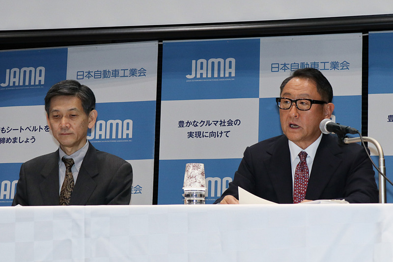 12月度会見の登壇者。左は一般社団法人日本自動車工業会 副会長の永塚誠一氏、右は豊田会長