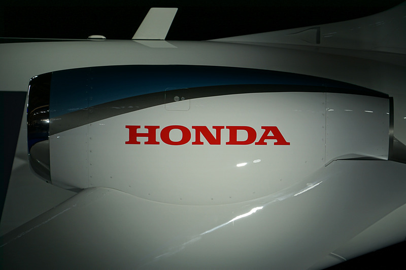 エンジンを主翼の上面にマウントすることで広いキャビンスペースを実現