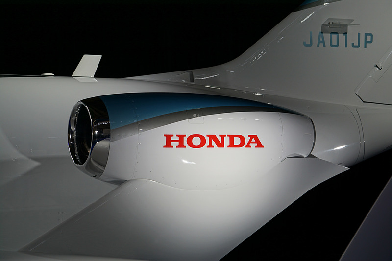 エンジンを主翼の上面にマウントすることで広いキャビンスペースを実現