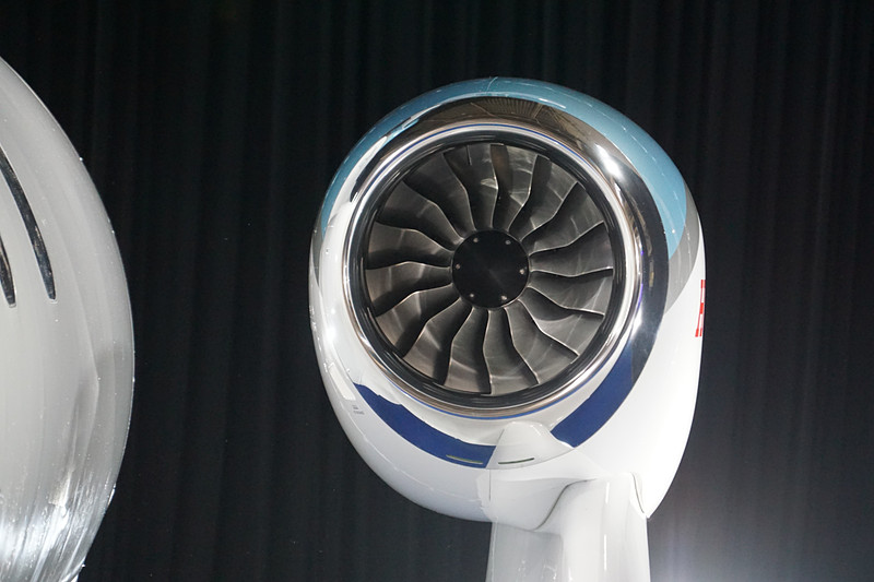 エンジンを主翼の上面にマウントすることで広いキャビンスペースを実現