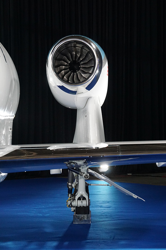 エンジンを主翼の上面にマウントすることで広いキャビンスペースを実現