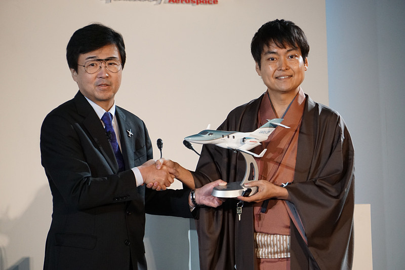 HACI 社長 藤野道格氏（左）と日本での最初の顧客となる千葉功太郎氏（右）のフォトセッション