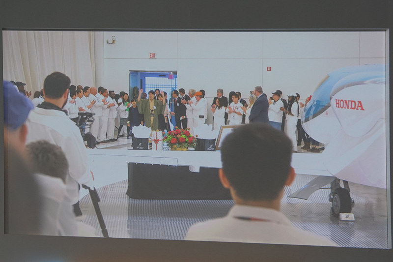 自身もパイロットを目指して教習を受けているという