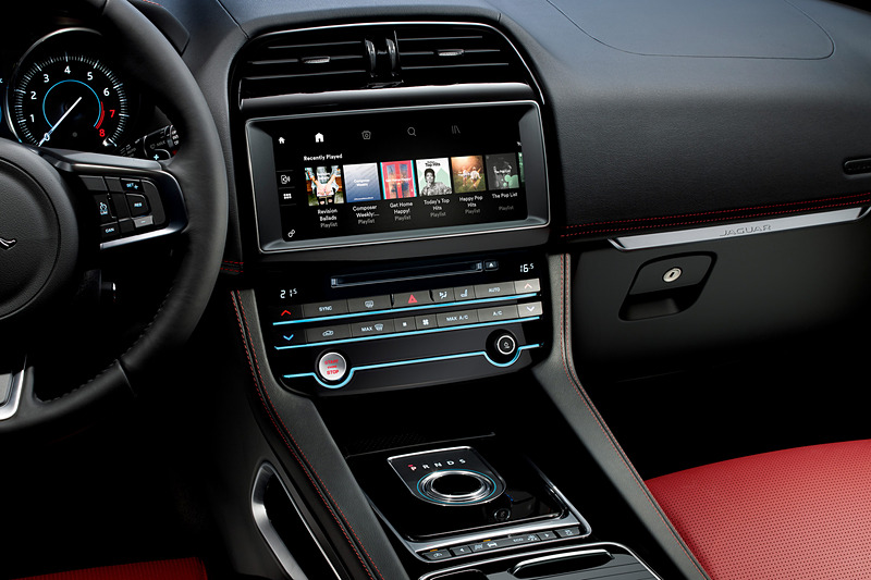 インテリアではサイドサポートを強化した「スリムライン・スポーツシート」を採用