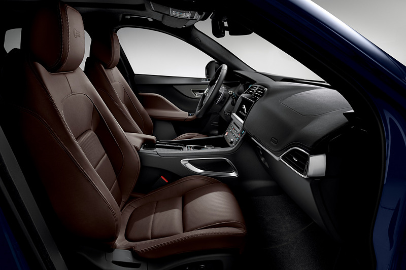 インテリアではサイドサポートを強化した「スリムライン・スポーツシート」を採用