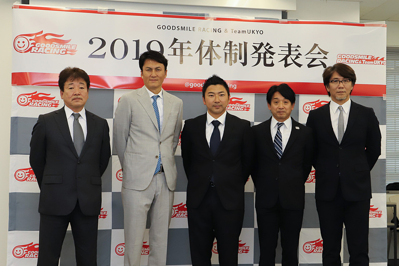 左からRSファイン 代表 河野高男氏、ドライバーの谷口信輝選手、片岡龍也選手、監督を務めるTeamUKYO 代表 片山右京氏、エントラント代表のグッドスマイルカンパニー 代表取締役 安藝貴範氏