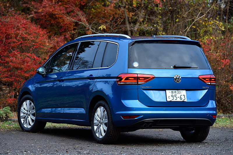 10月1日に発売された「ゴルフ トゥーラン TDI」。今回試乗したのは上級グレードの「ゴルフ トゥーラン TDI ハイライン」（407万9000円）で、ボディサイズは4535×1830×1670mm（全長×全幅×全高）、ホイールベースは2785mm。ハイラインでは17インチアルミホイールにコンチネンタル「コンチプレムアムコンタクト 5」（215/55 R17）を組み合わせる