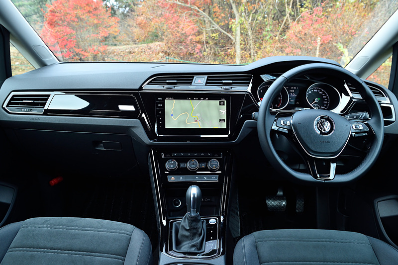 ゴルフ トゥーラン TDIのインテリア。ハイラインではACC（アダプティブクルーズコントロール。全車速追従機能付）やレーンキープアシストシステム「Lane Assist」、渋滞時追従支援システム「Traffic Assist」、レーンチェンジアシストシステム「Side Assist Plus」、プリクラッシュブレーキシステム「Front Assist」（歩行者検知対応シティエマージェンシーブレーキ機能付）といった先進安全装備を標準装備する