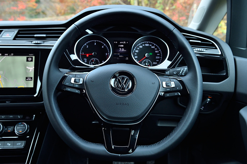 ゴルフ トゥーラン TDIのインテリア。ハイラインではACC（アダプティブクルーズコントロール。全車速追従機能付）やレーンキープアシストシステム「Lane Assist」、渋滞時追従支援システム「Traffic Assist」、レーンチェンジアシストシステム「Side Assist Plus」、プリクラッシュブレーキシステム「Front Assist」（歩行者検知対応シティエマージェンシーブレーキ機能付）といった先進安全装備を標準装備する