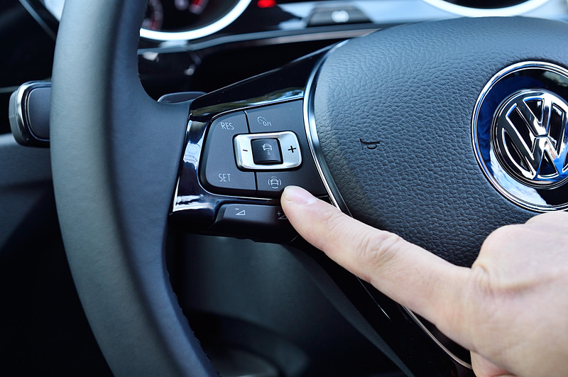 ゴルフ トゥーラン TDIのインテリア。ハイラインではACC（アダプティブクルーズコントロール。全車速追従機能付）やレーンキープアシストシステム「Lane Assist」、渋滞時追従支援システム「Traffic Assist」、レーンチェンジアシストシステム「Side Assist Plus」、プリクラッシュブレーキシステム「Front Assist」（歩行者検知対応シティエマージェンシーブレーキ機能付）といった先進安全装備を標準装備する