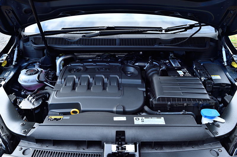 ゴルフ トゥーラン TDIが搭載する直列4気筒DOHC 2.0リッターディーゼルターボエンジンは最高出力110kW（150PS）/3500-4000rpm、最大トルク340Nm（34.7kgfm）/1750-3000rpmを発生。JC08モード燃費は19.3km/L