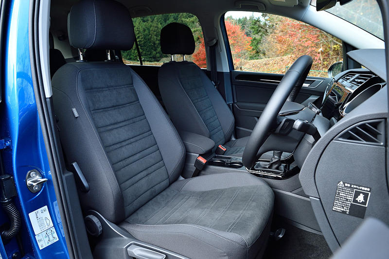 ゴルフ トゥーラン TDIのインテリア。ハイラインではACC（アダプティブクルーズコントロール。全車速追従機能付）やレーンキープアシストシステム「Lane Assist」、渋滞時追従支援システム「Traffic Assist」、レーンチェンジアシストシステム「Side Assist Plus」、プリクラッシュブレーキシステム「Front Assist」（歩行者検知対応シティエマージェンシーブレーキ機能付）といった先進安全装備を標準装備する