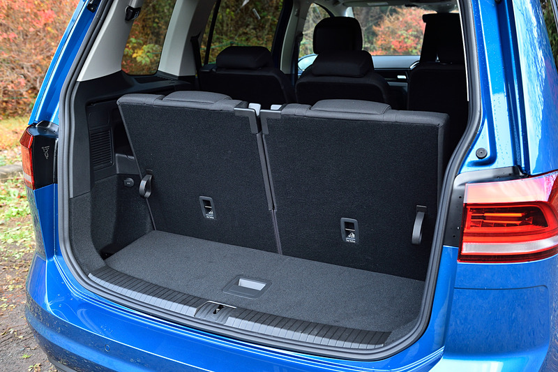 3列目シートは50：50分割可倒式を採用