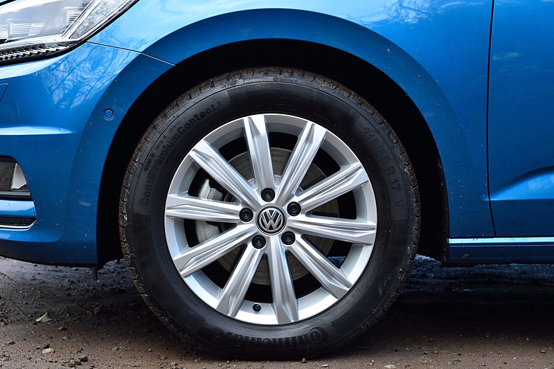 10月1日に発売された「ゴルフ トゥーラン TDI」。今回試乗したのは上級グレードの「ゴルフ トゥーラン TDI ハイライン」（407万9000円）で、ボディサイズは4535×1830×1670mm（全長×全幅×全高）、ホイールベースは2785mm。ハイラインでは17インチアルミホイールにコンチネンタル「コンチプレムアムコンタクト 5」（215/55 R17）を組み合わせる