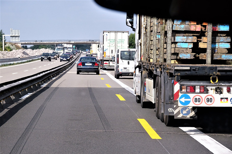 乗客として乗り込むと、アウトバーンがけっこう傷んでいることが分かる