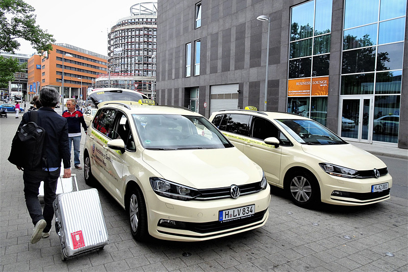 客待ちをしていた2台のゴルフ トゥーラン TDI