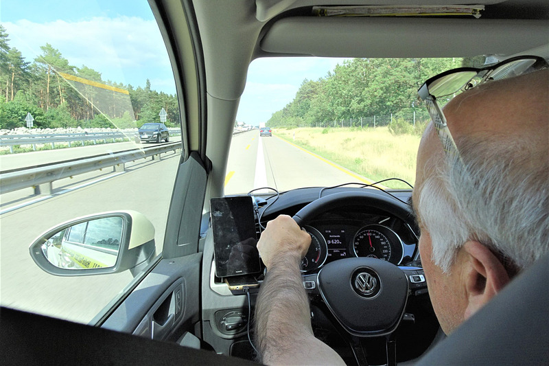 ドイツでゴルフ トゥーラン TDIのタクシーに試乗したときの様子。まだ納車3日目という新車状態！　3列目に荷物を搭載していざ出発