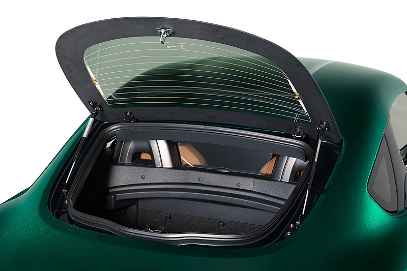 ラゲッジへのアクセスは開閉式ガラスハッチから行える