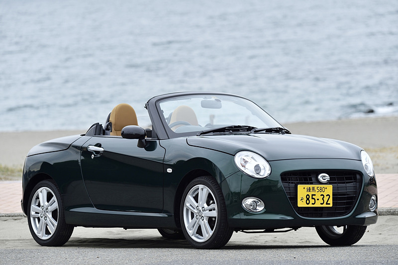 2019年6月で2代目コペンは5周年を迎える。ダイハツではさまざまな仕掛けを用意しているようだ。これは現在も発売中のコペン セロ。ボディカラーはブリティッシュグリーンマイカ。内装色はベージュ。コペン クーペにも設定されている色だ